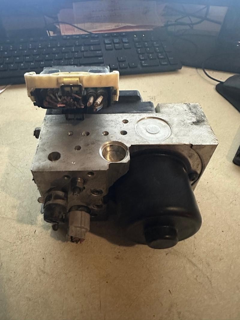 2001-2003 Toyota Highlander - ABS Anti-Lock Brake Pump Assembly With Skid Control | OEM image 1